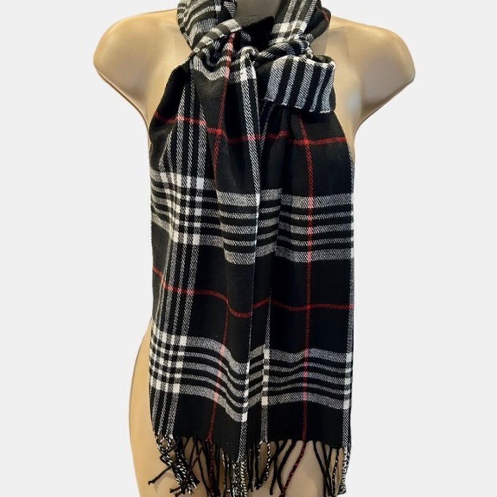 NWOT Italian Design Cashmere Feel Black‎ Plaid Scarf